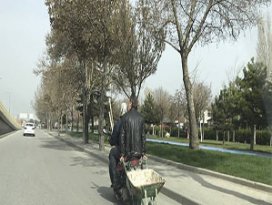 Motosiklet üzerinde tehlikeli yolculuk