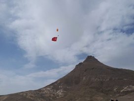 Gökyüzünde çifte zafer kutlandı