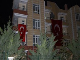 Konyalı şehidin baba evine Türk bayrağı asıldı