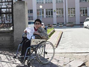 Engelli genç, kimliğinde fotoğrafı olmadığı için sınava alınmadı