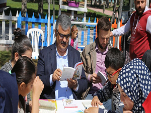 Çocuklarla birlikte kitap okudu