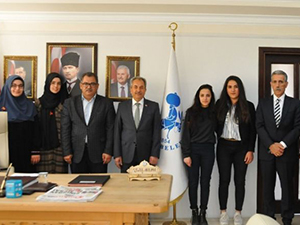 Başkan Akkaya’dan panelist öğrencilere altın