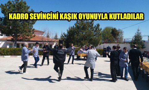 Kadro sevincini kaşık oyunuyla kutladılar