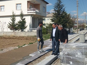 Başkan Tutal, kaldırım ve refüj çalışmalarını inceledi