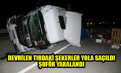 Devrilen tırdaki şekerler yola saçıldı, şoför yaralandı