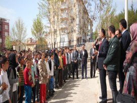 Okulları ziyaret eden Özaltun’dan öğrencilere müjde