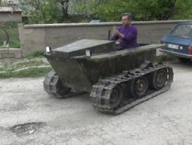 Hurda parçalarından tank görünümlü arazi aracı yaptı
