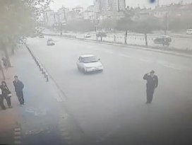 Valiye selam veren polise otomobil çarptı!