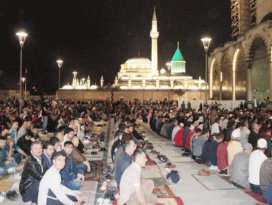 Berat Kandili’nde vatandaşlar Mevlana’ya akın etti