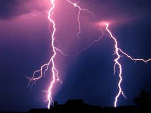 Yıldırım düştü : 2 ölü