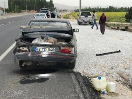Konyada lastiği patlayan otomobil, otomobile çarptı