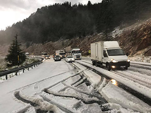 Alacabelde dolu ulaşımı olumsuz etkiledi