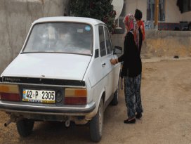 Fedakar anne engelli kızını için ehliyet ve araba aldı