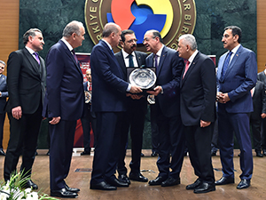 Büyükhelvacıgil, Hizmet Şeref Belgesini Cumhurbaşkanı Erdoğan’dan aldı