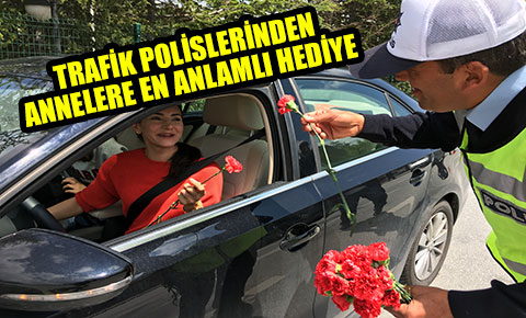 Trafik polislerinden annelere en anlamlı hediye