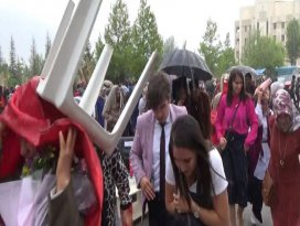 Mezuniyet töreninde sağanak yağmura yakalandılar