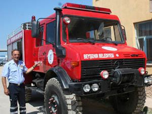 Yangınlara karşı yangın söndürme arazözü