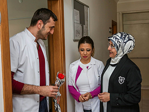 Başkan Toru’dan hemşirelere karanfil
