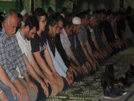 Konya’da vatandaşlar ilk teravih namazı için camilere akın etti
