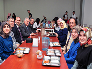 Rektör Şeker, ilk iftarı öğrencilerle yaptı