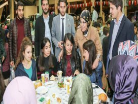 Başkan Toru, üniversite öğrencileriyle sahur yaptı
