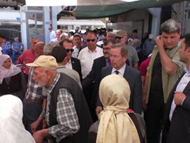 CHPli milletvekil adayı Şener, polis eşliğinde esnaf ziyareti gerçekleştirdi