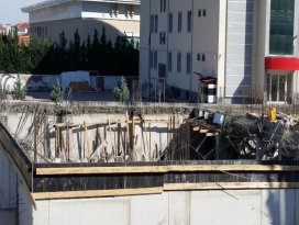 Öğretmenevi inşaatında beton kalıplar çöktü