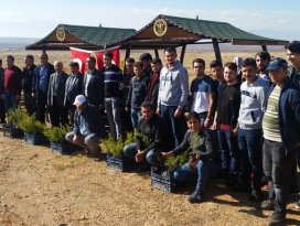 Üniversite öğrencileri, şehitler için fidan dikti