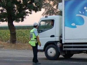 Trafik polisi sürücüleri çevirdi ama...