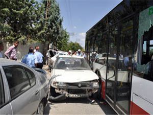 Belediye otobüsü 3 araca çarptı