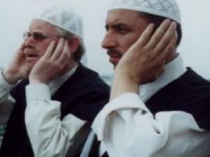 Her akşam Türkçe ezan rezilliği