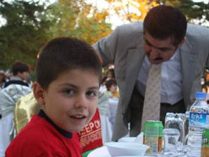 Vali Doğandan yaşlılara ve çocuklara iftar yemeği