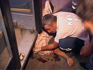 Belediye otobüsünün altında kaldı