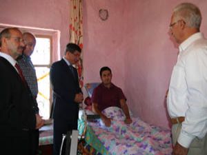 Bakan Davutoğlundan engelli ailesine ziyaret