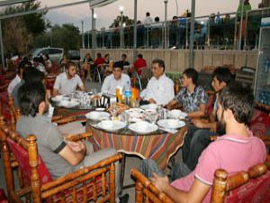 Din adamları siyasetten uzak olmalıdır