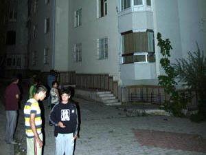 Dördüncü kattan düşen genç ağır yaralandı