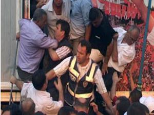 Kılıçdaroğluna terlik fırlattılar