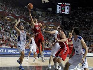 Milliler Sırpları salona gömdü