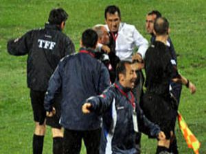 Teknik direktör bıçaklandı