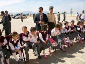 Protokol sandalyelerine minikler oturdu