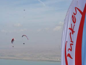 Yamaç paraşütçüleri kayboldu