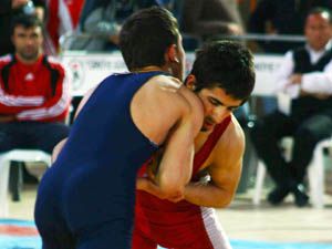 Selçuklu Belediyespor güreşte ligde kaldı