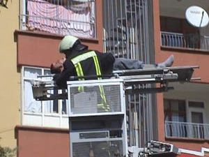 5. kattan düştü, şans eseri kurtuldu
