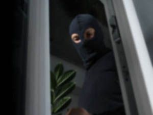 Ben hırsız, kapıyı açar mısınız?