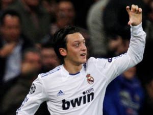 Mourinho: ‘Özil bir bebek, önünde büyük bir gelecek var’