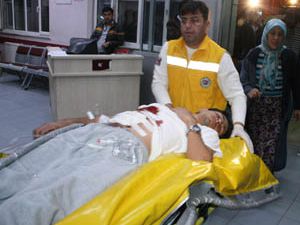 Karısına kızdı , kendini bıçakladı