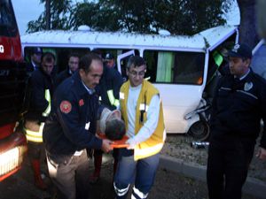 Servis minibüsü duvara çarptı : 2 yaralı