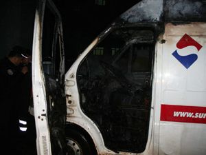 Kargo minibüsü alev aldı