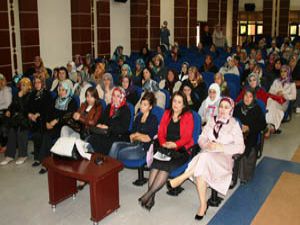 Ak Partili kadınlar ellerinin hamuruyla