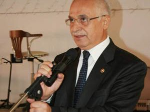 Hakaretleri kabul etsin, özür dilesin